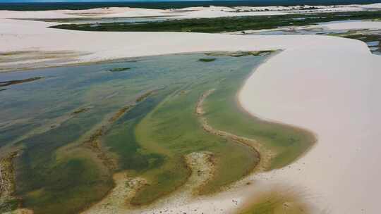 巴西标志性的雨水湖和沙丘。杰里科阿卡拉塞阿拉。视频素材模板下载