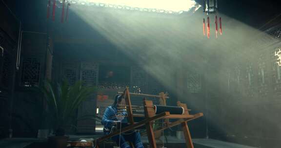 古装女子于古宅内织布场景