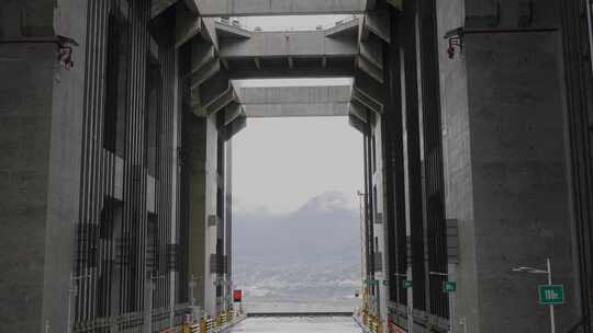 长江三峡水坝轮船重力坝升降电梯细节分镜