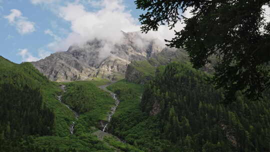 川西结斯沟山谷河流云雾雪山风光实拍