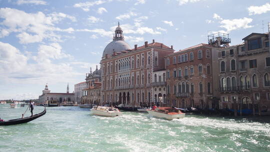在威尼斯乘坐观光船的游客