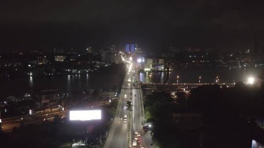 航拍夜间的城市道路