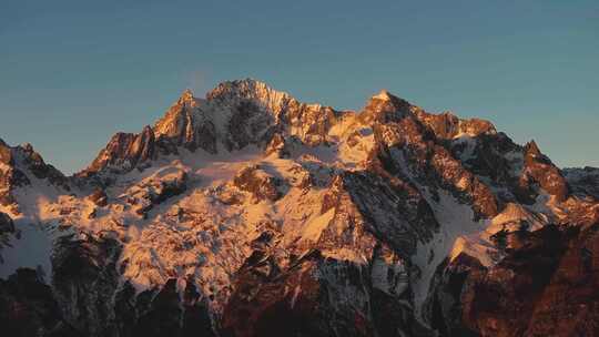 日出玉龙雪山-日照金山