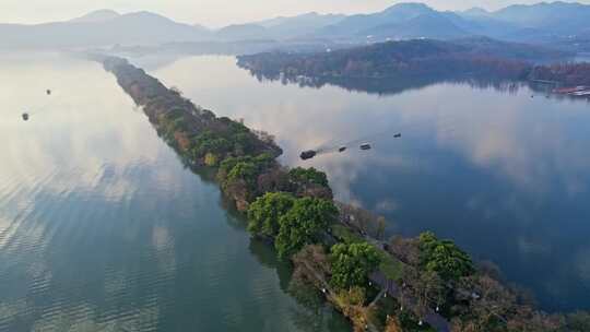 杭州西湖美景全景水天一色天空之境水墨苏堤