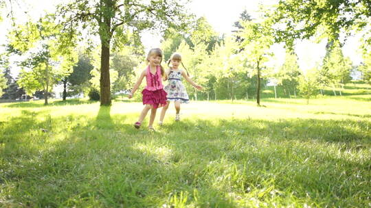 在草地上奔跑的孩童视频素材模板下载