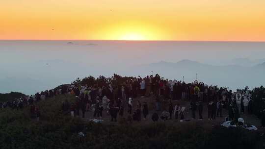 山顶人群观赏日出场景 太子尖日出