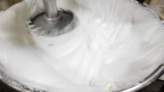 糖果生产中奶油的自动生产搅拌机搅拌奶油团