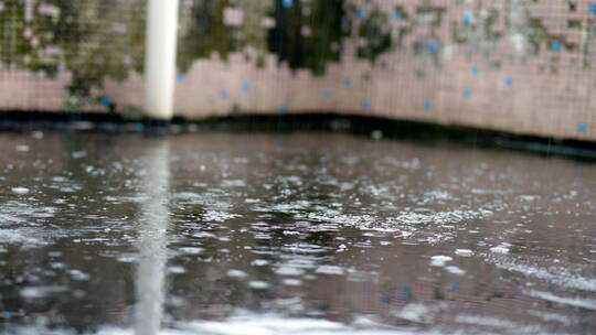 南方露台下雨雨滴落地视频素材模板下载