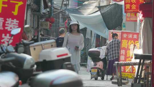 镜头跟随：美女从街巷中走出的特写画面