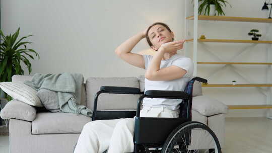 轮椅上的年轻女子康复中心