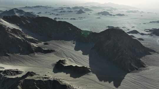 俯瞰黎明日出下的青海冷湖黑独山风光