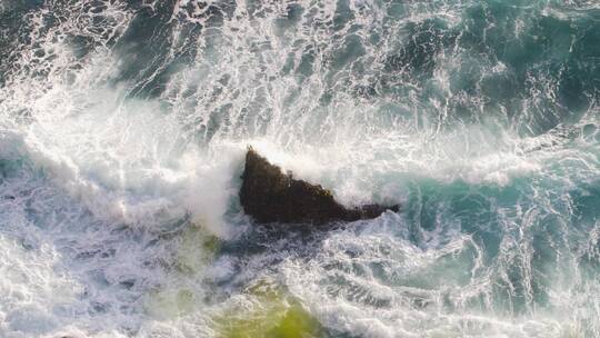 海浪拍打岩石海浪礁石大气海浪翻滚大海