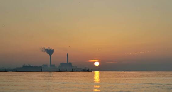 4K太阳从海平面升起，海边工厂日出美景