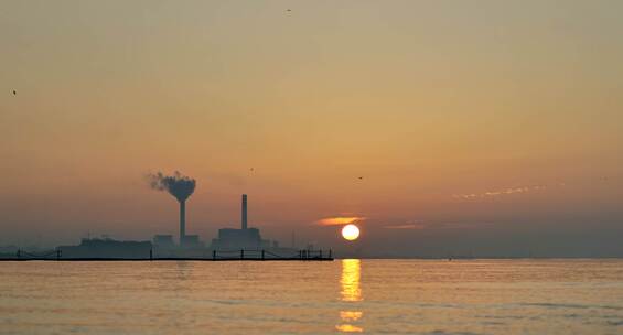 4K太阳从海平面升起，海边工厂日出美景视频素材模板下载
