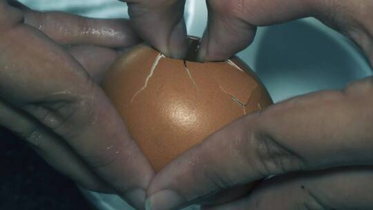 女子打开鸡蛋分离蛋清蛋黄