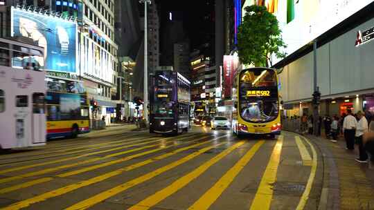 香港街道繁忙交通夜晚道路车流巴士汽车行驶