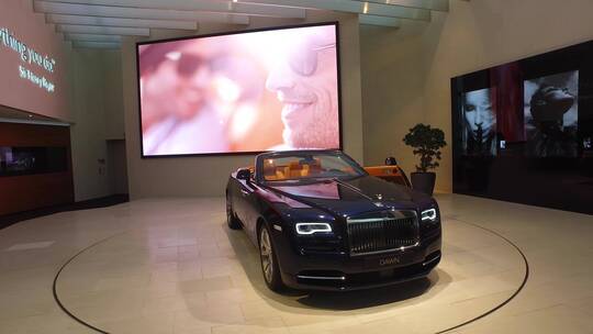 一辆豪华的劳斯莱斯汽车在展厅里视频素材模板下载