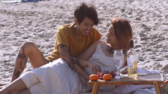 情侣躺在沙滩上聊天