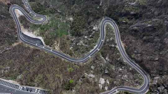 大山里蜿蜒崎岖的柏油路公路交通