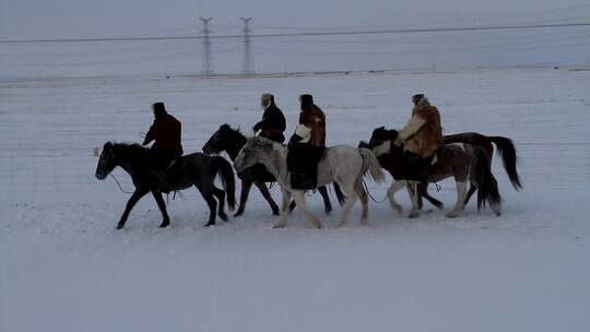 内蒙古蒙古族牧民骑马在冬季草原