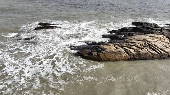 海水拍打礁石海浪拍打岩石海水浪花拍打礁石