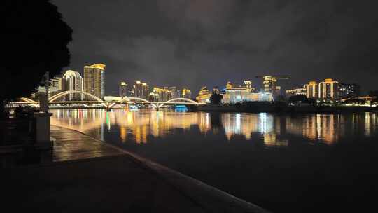 夜晚城市江畔灯火辉煌的璀璨夜景