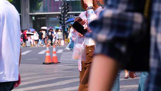 城市夏天暑假酷暑高温炎热街道人群人流汽车