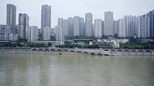 重庆嘉陵江乘坐地铁欣赏外面的风景