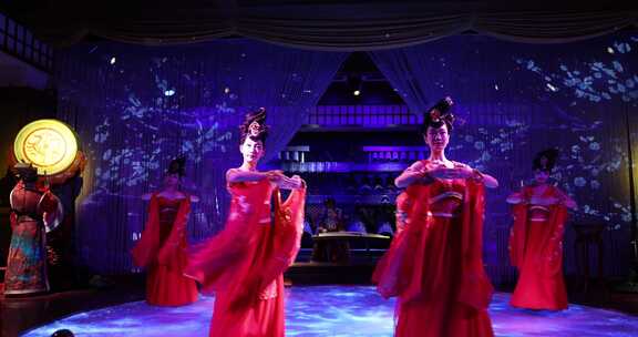 古装女子舞台舞蹈表演