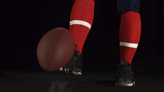 美式足球运动员开球，慢动作视频素材模板下载