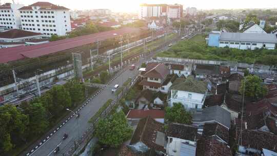 吐谷站附近过铁路桥的旅客列车鸟瞰图。