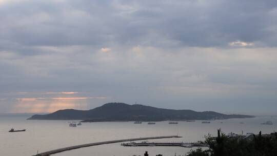 威海湾刘公岛上空的耶稣光和飞云延时4K