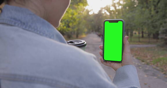 女人手机上是绿色屏幕
