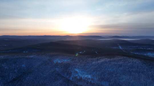 航拍大兴安岭冬季雪色山林晨曦