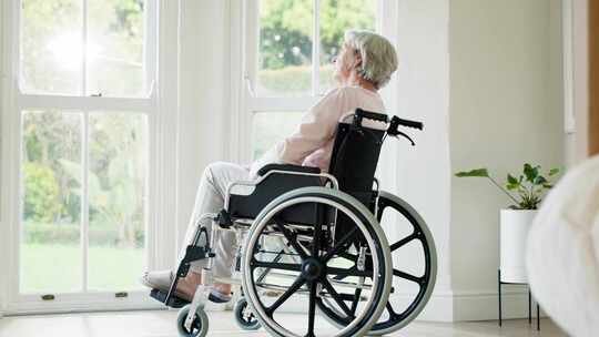 坐轮椅老人窗边静望
