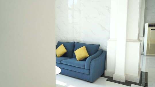 室内蓝色沙发配黄色抱枕