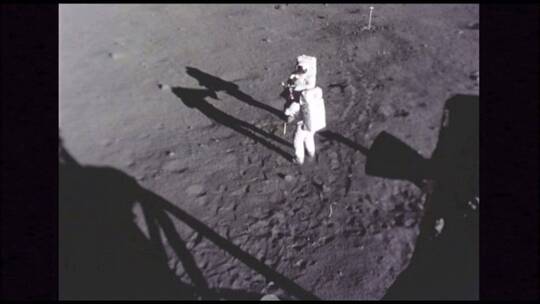 宇航员在月球上工作视频素材模板下载