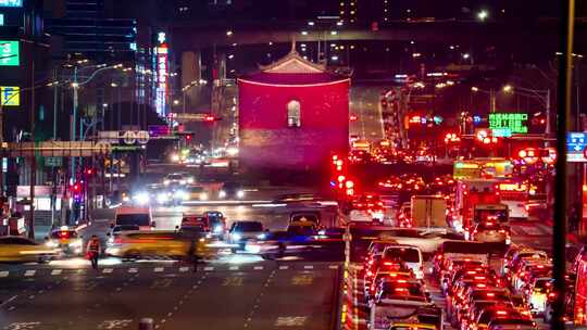 夜晚城市繁忙的十字路口