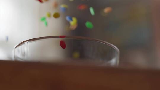 巧克力扁豆落入碗中的慢镜头