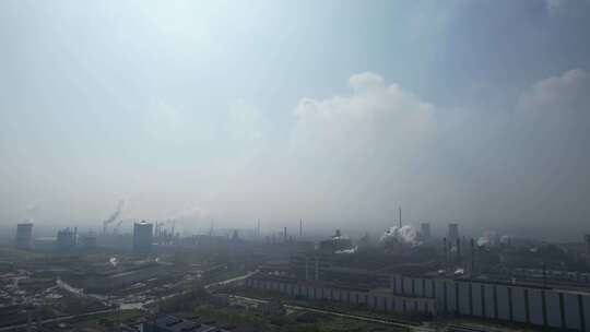 4K城市钢铁厂炼钢水蒸气空气污染航拍