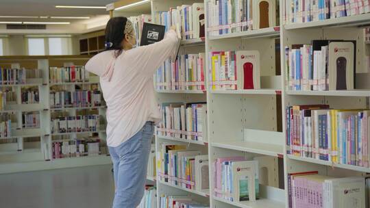 图书馆读者读书写字学习环境视频素材模板下载