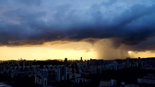 夕阳下城市上空暴雨来袭的延时摄影