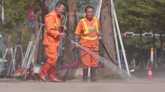 深圳道路旁抽水车洗地的环卫工