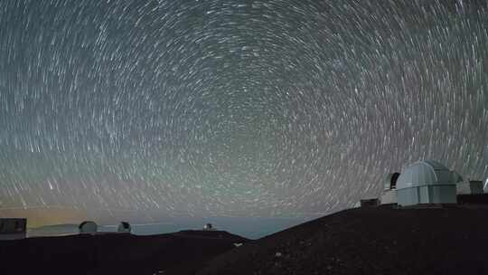 夜空中的星星延时移动