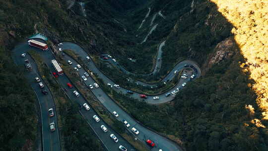 山中道路上的交通堵塞俯瞰山中弯曲狭窄的道