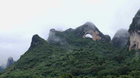 云雾缭绕的秀丽山峰自然景观