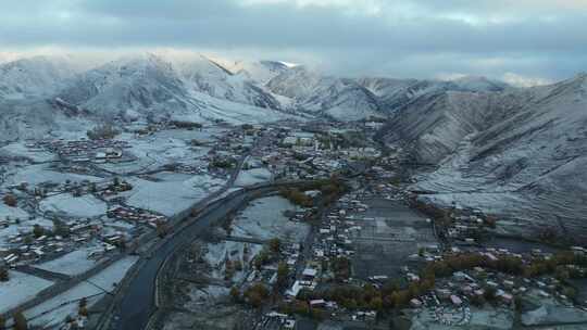 四川川西甘孜新都桥镇雪后风光