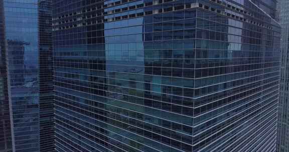 航拍摩天大楼近景，玻璃窗户，商业环境