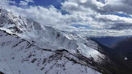 航拍川西贡嘎大环线莫溪沟雪山山谷风光