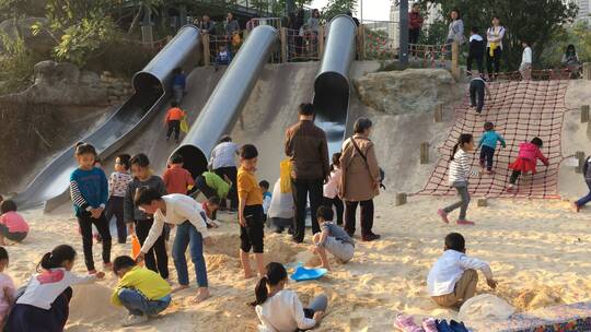 儿童玩耍娱乐沙滩玩沙子